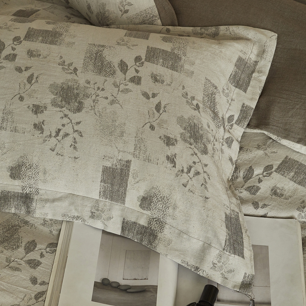 91家纺网 家纺一手货源 找家纺 梦享生活家居 2025新款高级轻奢色织双层纱大提花棉麻四件套 梦芙-浅灰