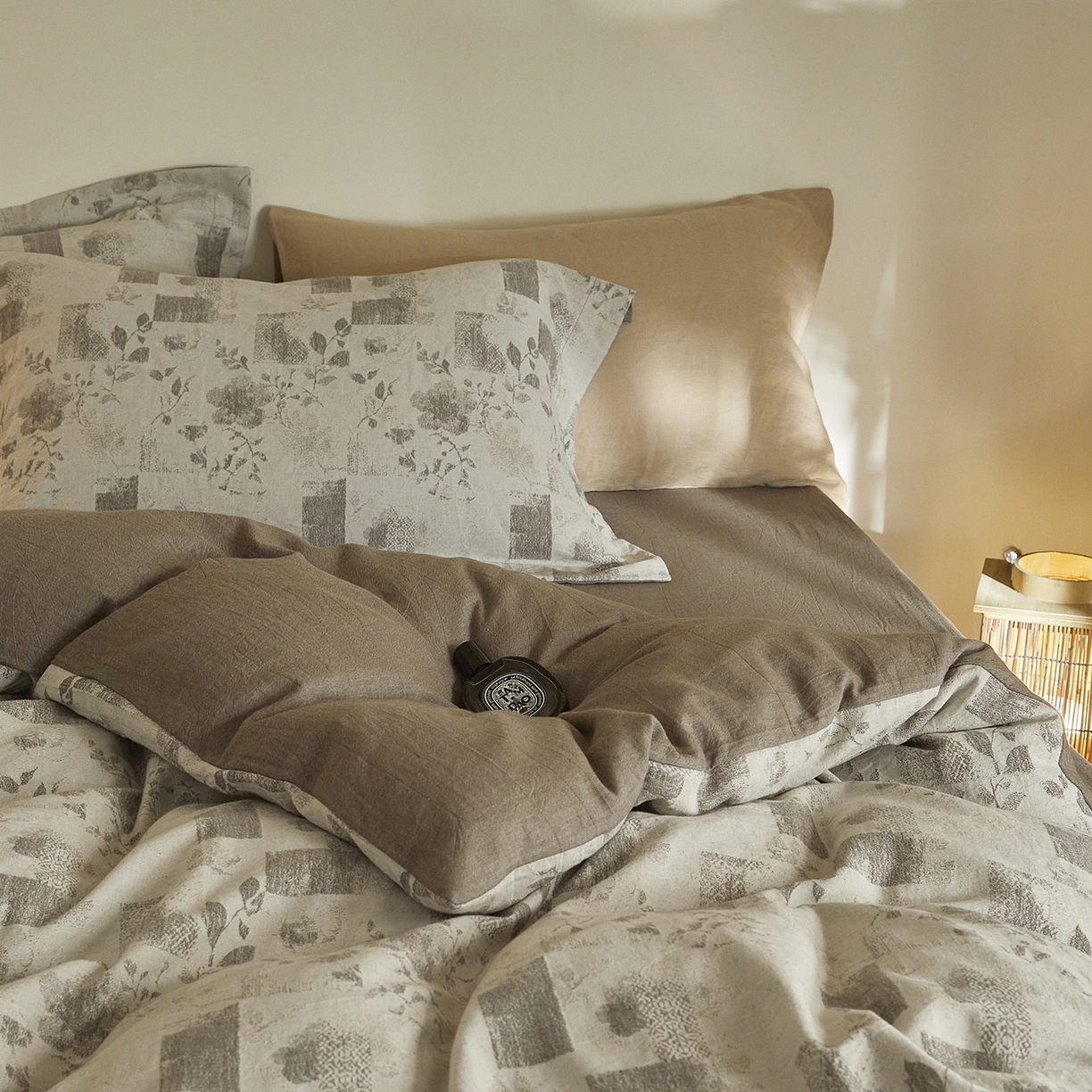 91家纺网 家纺一手货源 找家纺 梦享生活家居 2025新款高级轻奢色织双层纱大提花棉麻四件套 梦芙-浅灰