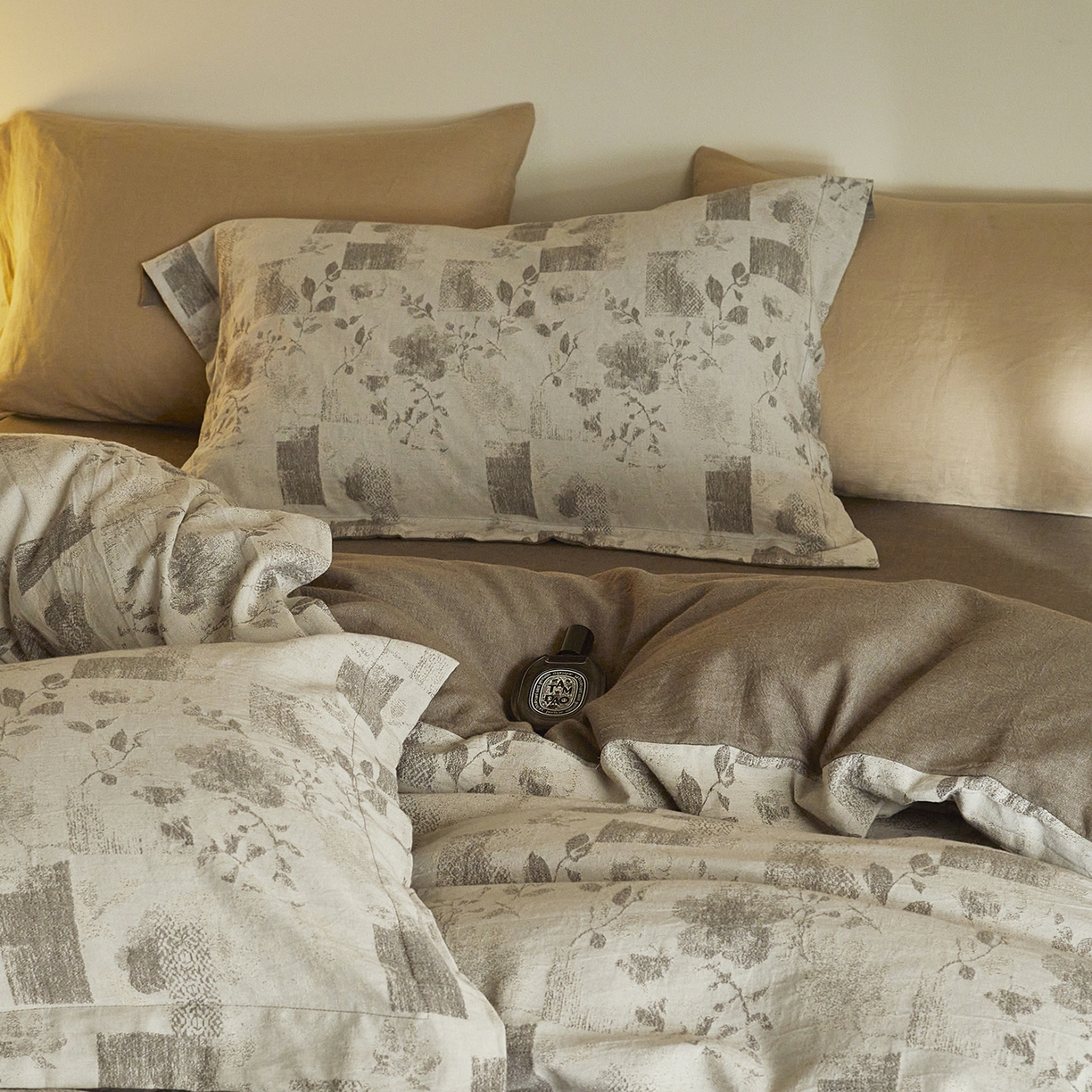 91家纺网 家纺一手货源 找家纺 梦享生活家居 2025新款高级轻奢色织双层纱大提花棉麻四件套 梦芙-浅灰