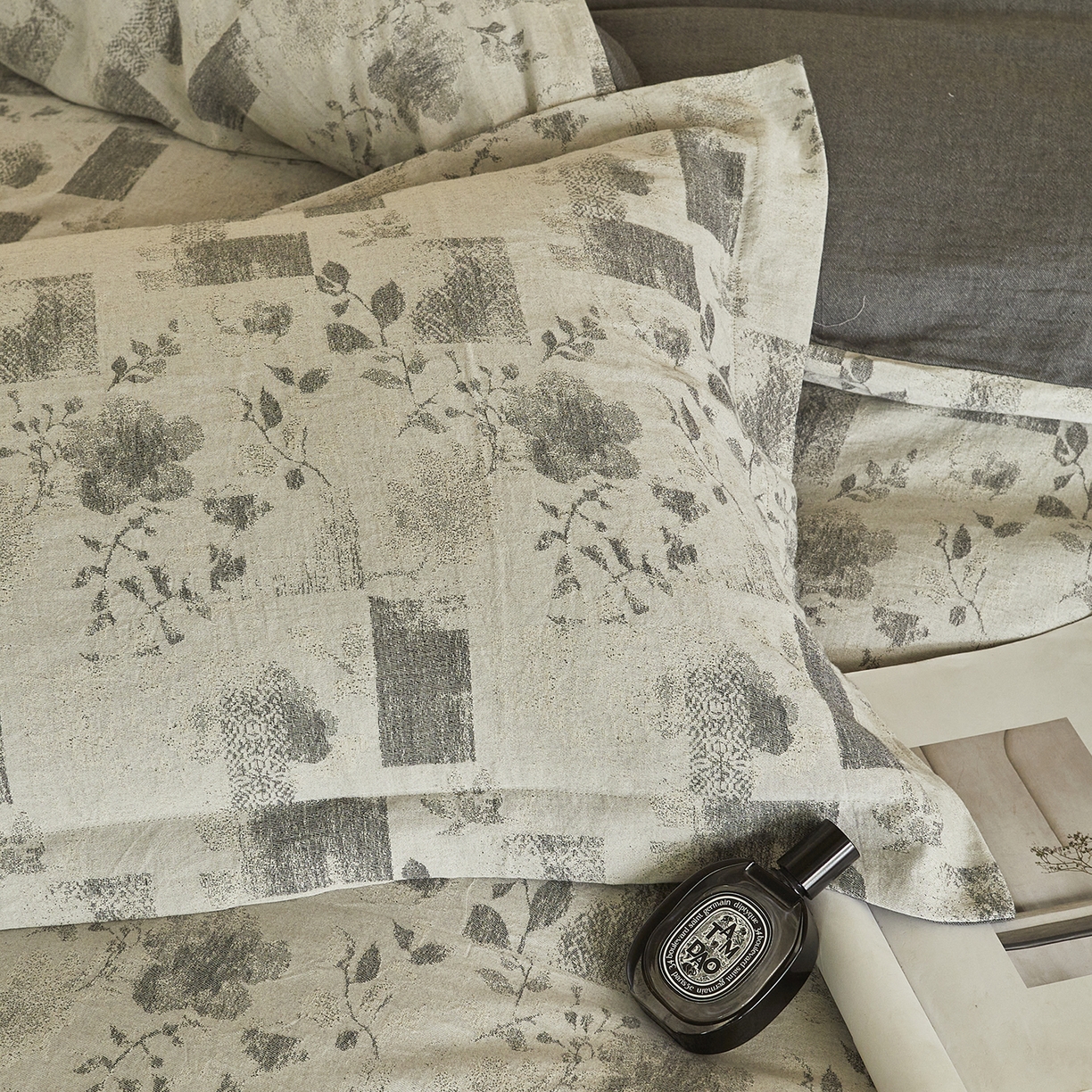 91家纺网 家纺一手货源 找家纺 梦享生活家居 2025新款高级轻奢色织双层纱大提花棉麻四件套 梦芙-深灰