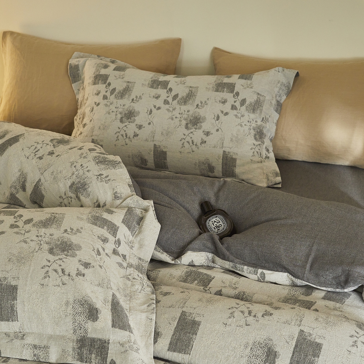 91家纺网 家纺一手货源 找家纺 梦享生活家居 2025新款高级轻奢色织双层纱大提花棉麻四件套 梦芙-深灰