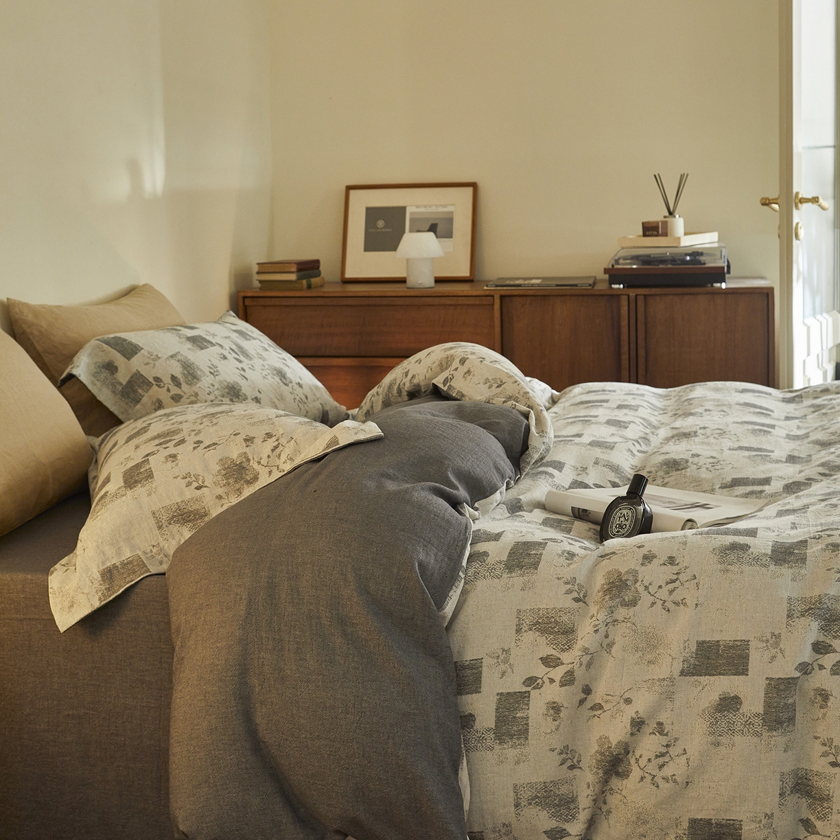 91家纺网 家纺一手货源 找家纺 梦享生活家居 2025新款高级轻奢色织双层纱大提花棉麻四件套 梦芙-深灰