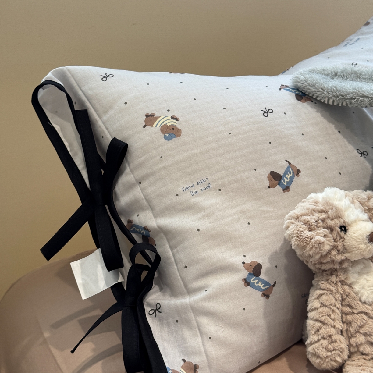 91家纺网 家纺一手货源 找家纺 慕尚家纺 2025新款全棉母婴级双层纱四件套 蝴蝶结绑带款-帽子腊肠