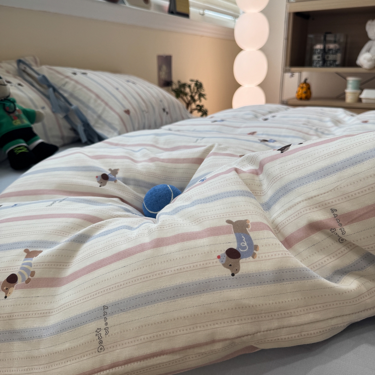 91家纺网 家纺一手货源 找家纺 慕尚家纺 2025新款全棉母婴级双层纱四件套 蝴蝶结绑带款-条纹腊肠狗