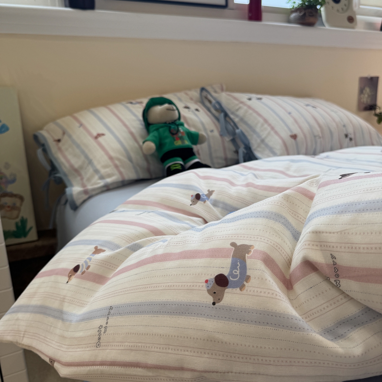 91家纺网 家纺一手货源 找家纺 慕尚家纺 2025新款全棉母婴级双层纱四件套 蝴蝶结绑带款-条纹腊肠狗