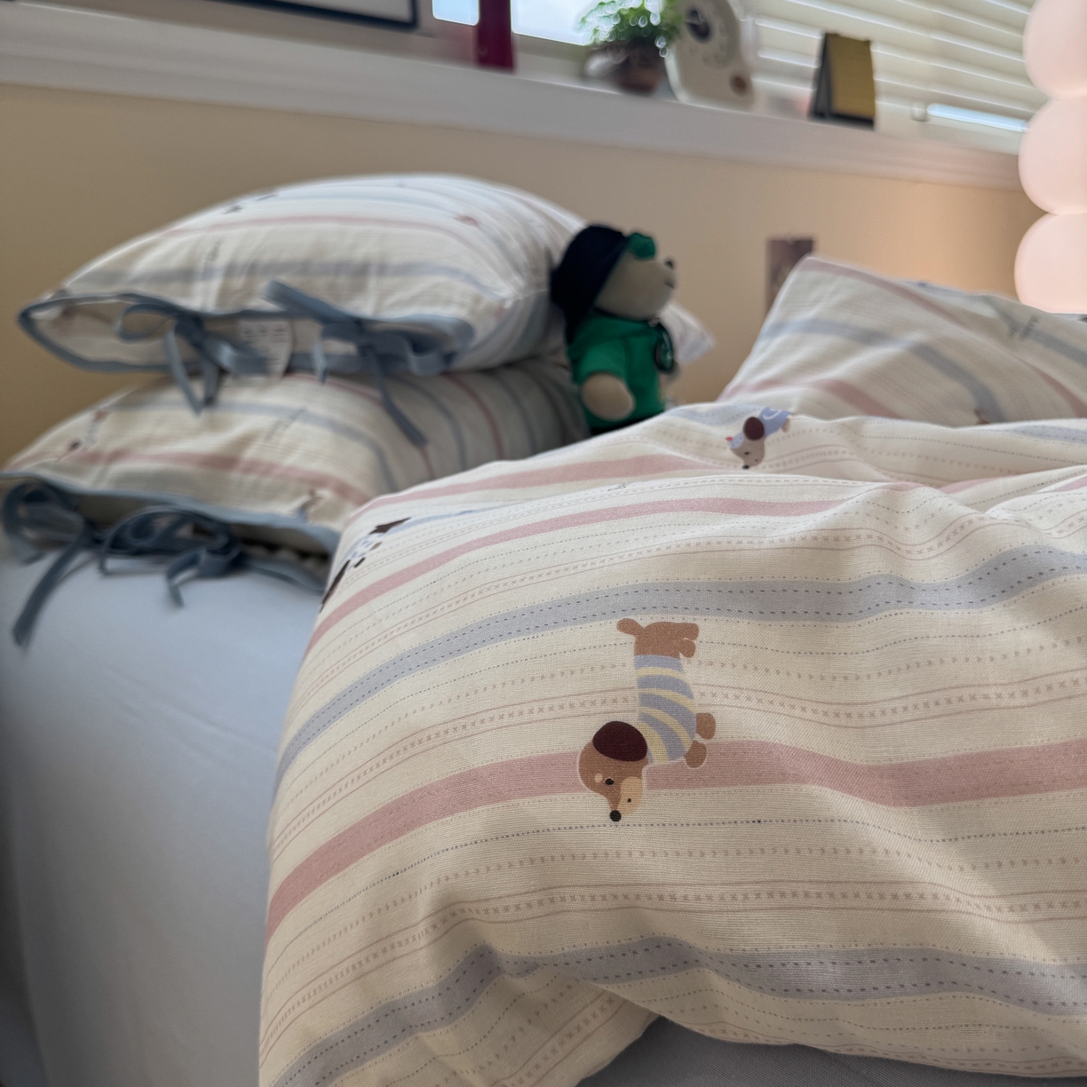 91家纺网 家纺一手货源 找家纺 慕尚家纺 2025新款全棉母婴级双层纱四件套 蝴蝶结绑带款-条纹腊肠狗