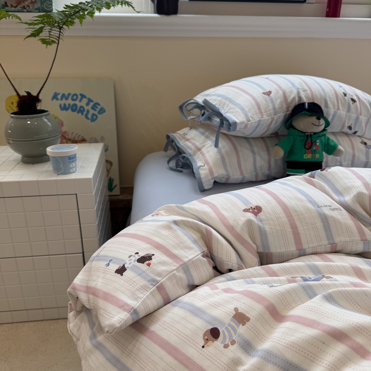 91家纺网 家纺一手货源 找家纺 慕尚家纺 2025新款全棉母婴级双层纱四件套 蝴蝶结绑带款-条纹腊肠狗