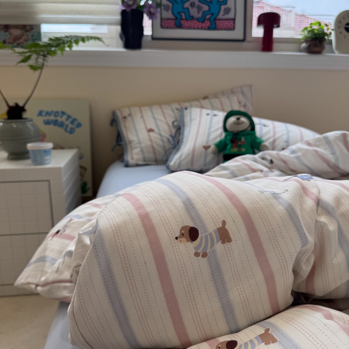 91家纺网 家纺一手货源 找家纺 慕尚家纺 2025新款全棉母婴级双层纱四件套 蝴蝶结绑带款-条纹腊肠狗