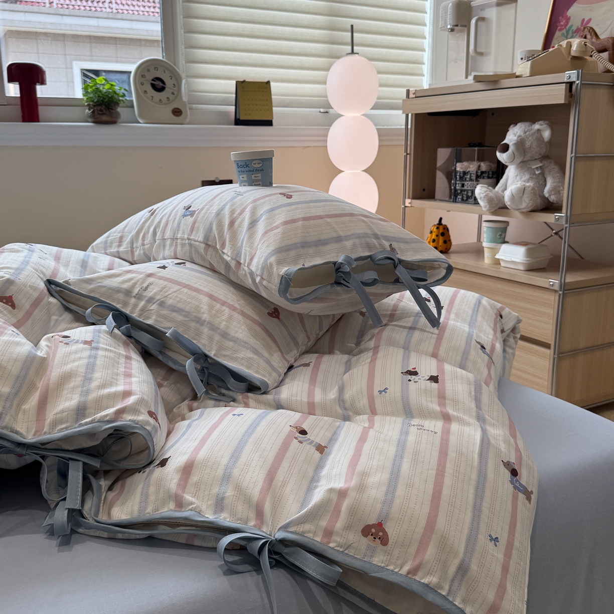 91家纺网 家纺一手货源 找家纺 慕尚家纺 2025新款全棉母婴级双层纱四件套 蝴蝶结绑带款-条纹腊肠狗