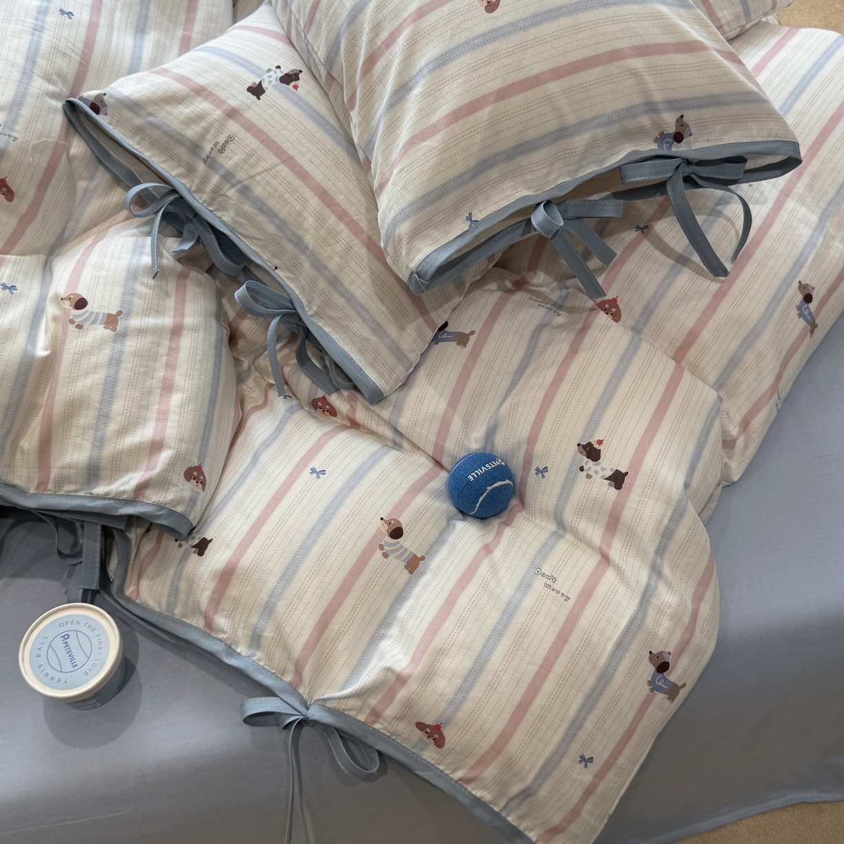 91家纺网 家纺一手货源 找家纺 慕尚家纺 2025新款全棉母婴级双层纱四件套 蝴蝶结绑带款-条纹腊肠狗