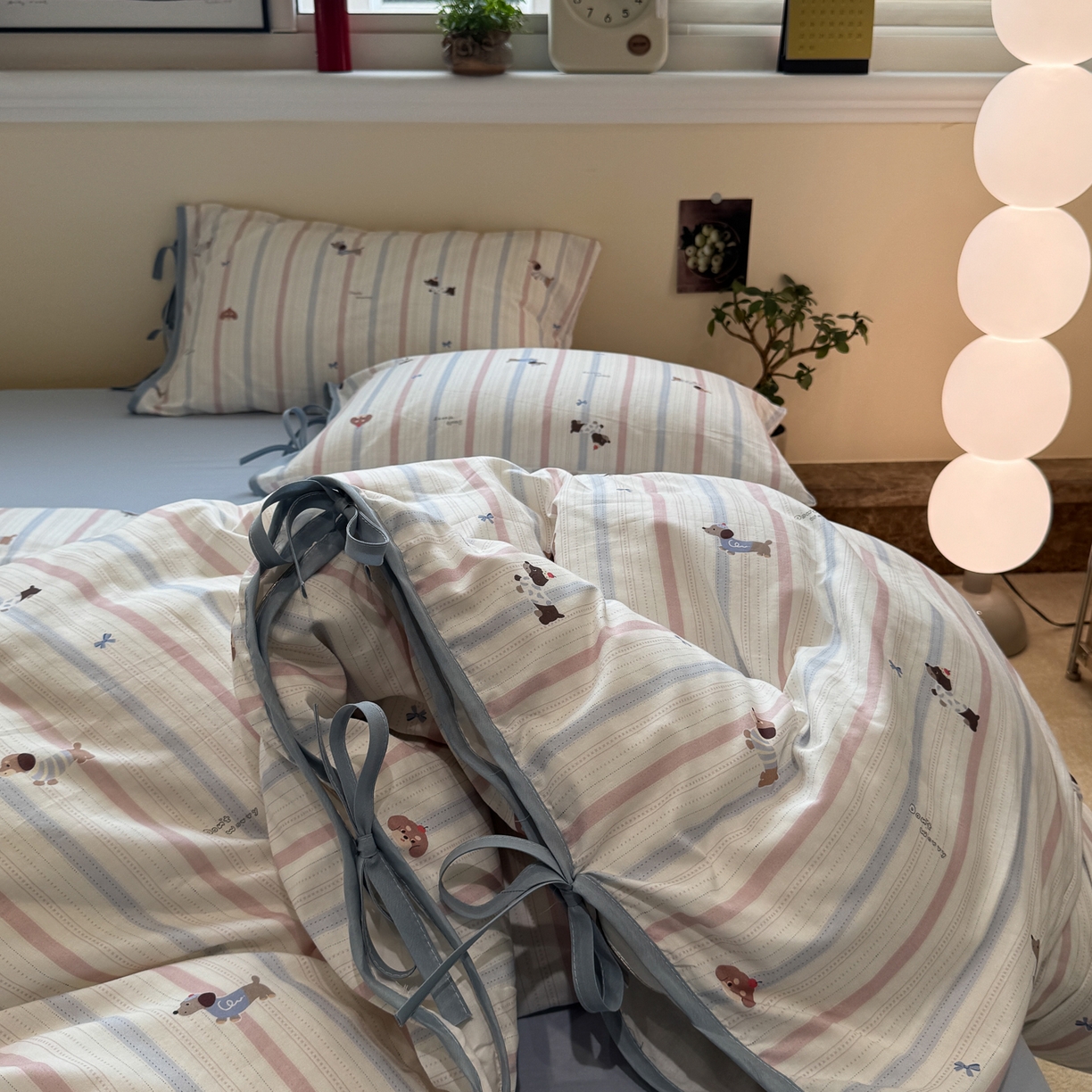 91家纺网 家纺一手货源 找家纺 慕尚家纺 2025新款全棉母婴级双层纱四件套 蝴蝶结绑带款-条纹腊肠狗