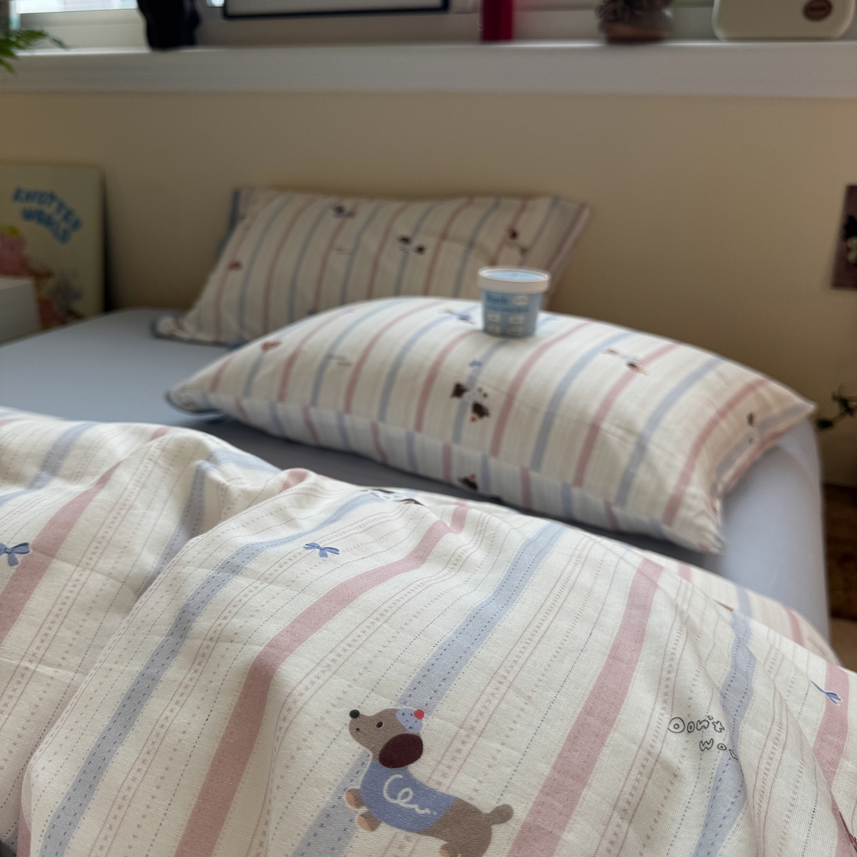 91家纺网 家纺一手货源 找家纺 慕尚家纺 2025新款全棉母婴级双层纱四件套 蝴蝶结绑带款-条纹腊肠狗