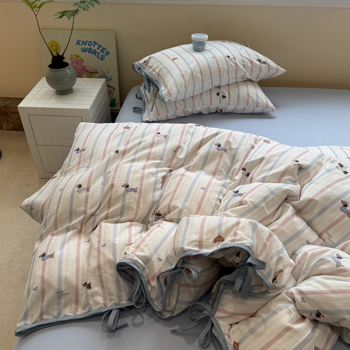 91家纺网 家纺一手货源 找家纺 慕尚家纺 2025新款全棉母婴级双层纱四件套 蝴蝶结绑带款-条纹腊肠狗