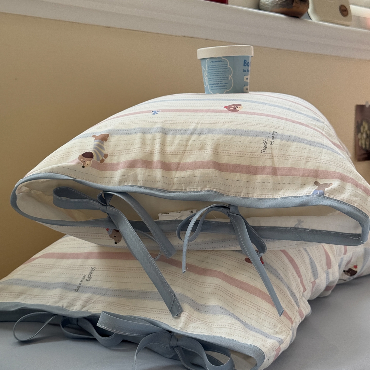 91家纺网 家纺一手货源 找家纺 慕尚家纺 2025新款全棉母婴级双层纱四件套 蝴蝶结绑带款-条纹腊肠狗