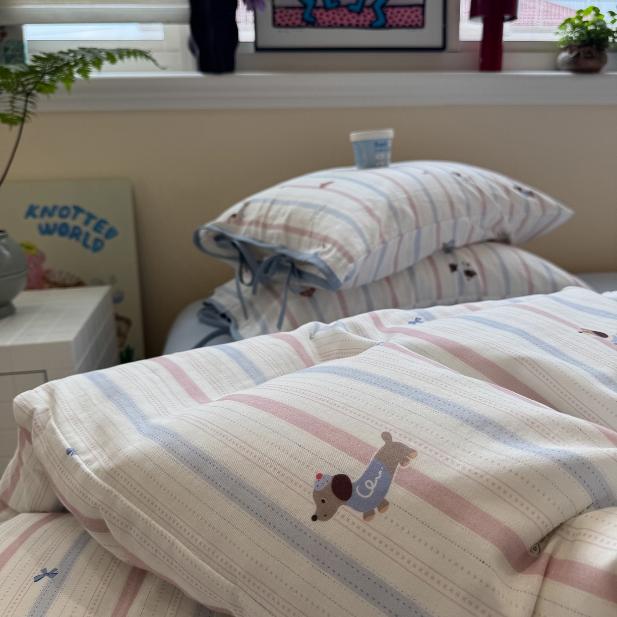 91家纺网 家纺一手货源 找家纺 慕尚家纺 2025新款全棉母婴级双层纱四件套 蝴蝶结绑带款-条纹腊肠狗