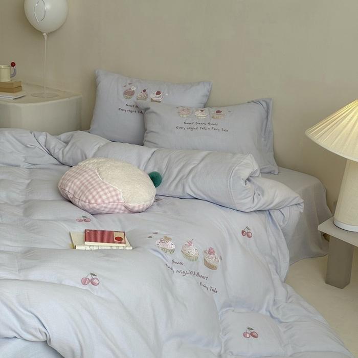 91家纺网 家纺一手货源 找家纺 鹿班家居 2025新款全棉纯棉皱皱纱精密刺绣系列四件套-香草甜铺（标准会员-20元） 香草甜铺-蓝色