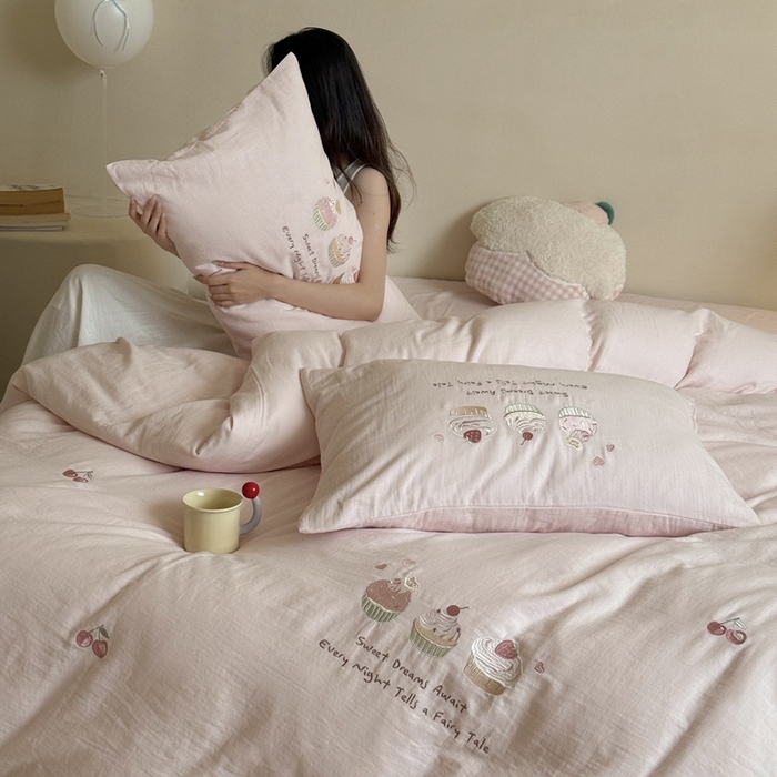 91家纺网 家纺一手货源 找家纺 （总）鹿班家居 2025新款全棉纯棉皱皱纱精密刺绣系列四件套-香草甜铺（标准会员-20元）