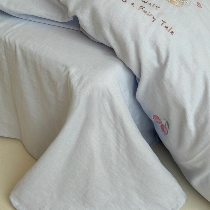 91家纺网 家纺一手货源 找家纺 鹿班家居 2025新款全棉纯棉皱皱纱精密刺绣系列四件套-香草甜铺（标准会员-20元） 香草甜铺-蓝色