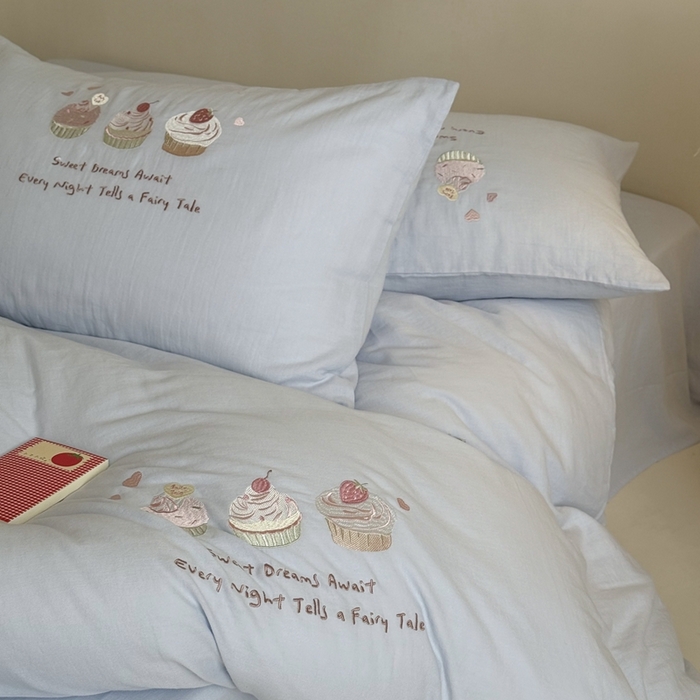 91家纺网 家纺一手货源 找家纺 鹿班家居 2025新款全棉纯棉皱皱纱精密刺绣系列四件套-香草甜铺（标准会员-20元） 香草甜铺-蓝色