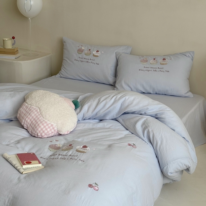 91家纺网 家纺一手货源 找家纺 鹿班家居 2025新款全棉纯棉皱皱纱精密刺绣系列四件套-香草甜铺（标准会员-20元） 香草甜铺-蓝色