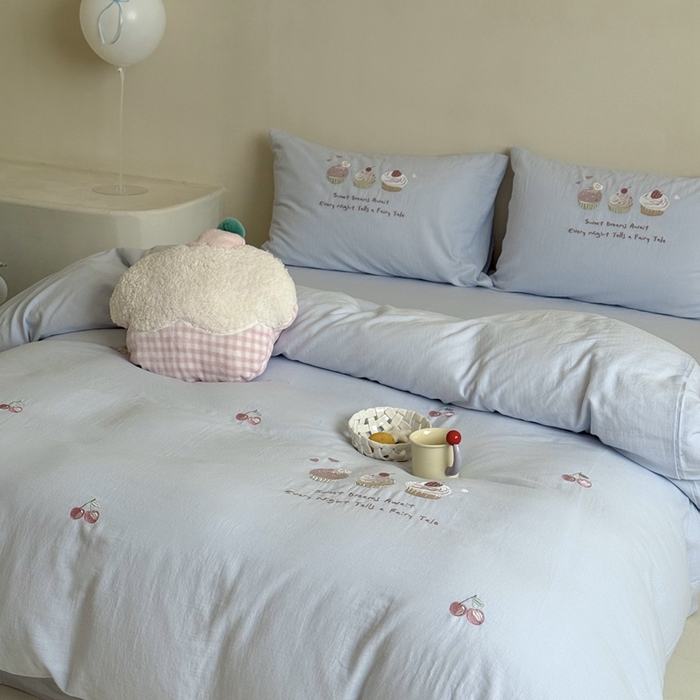 91家纺网 家纺一手货源 找家纺 鹿班家居 2025新款全棉纯棉皱皱纱精密刺绣系列四件套-香草甜铺（标准会员-20元） 香草甜铺-蓝色