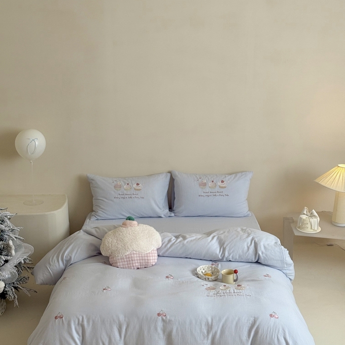 91家纺网 家纺一手货源 找家纺 鹿班家居 2025新款全棉纯棉皱皱纱精密刺绣系列四件套-香草甜铺（标准会员-20元） 香草甜铺-蓝色