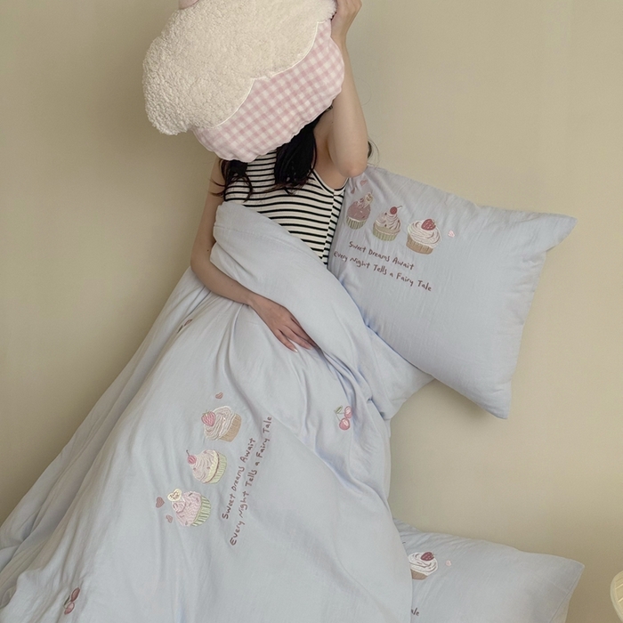 91家纺网 家纺一手货源 找家纺 鹿班家居 2025新款全棉纯棉皱皱纱精密刺绣系列四件套-香草甜铺（标准会员-20元） 香草甜铺-蓝色