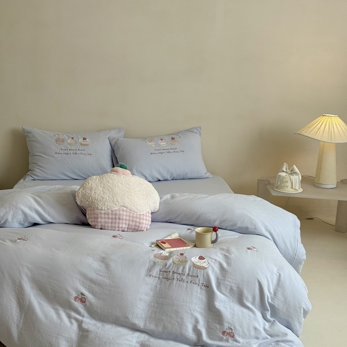 91家纺网 家纺一手货源 找家纺 鹿班家居 2025新款全棉纯棉皱皱纱精密刺绣系列四件套-香草甜铺（标准会员-20元） 香草甜铺-蓝色