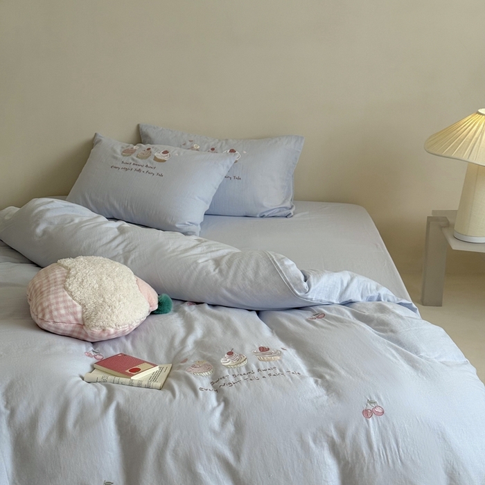 91家纺网 家纺一手货源 找家纺 鹿班家居 2025新款全棉纯棉皱皱纱精密刺绣系列四件套-香草甜铺（标准会员-20元） 香草甜铺-蓝色