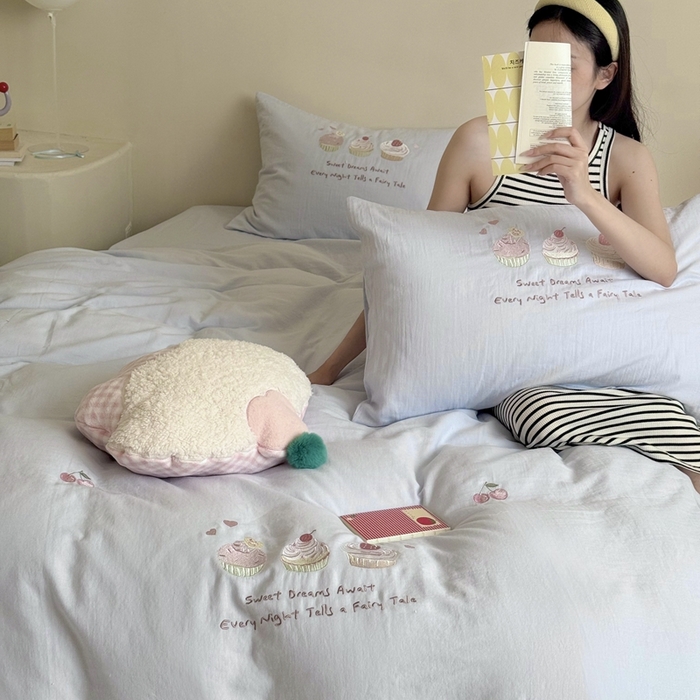 91家纺网 家纺一手货源 找家纺 鹿班家居 2025新款全棉纯棉皱皱纱精密刺绣系列四件套-香草甜铺（标准会员-20元） 香草甜铺-蓝色