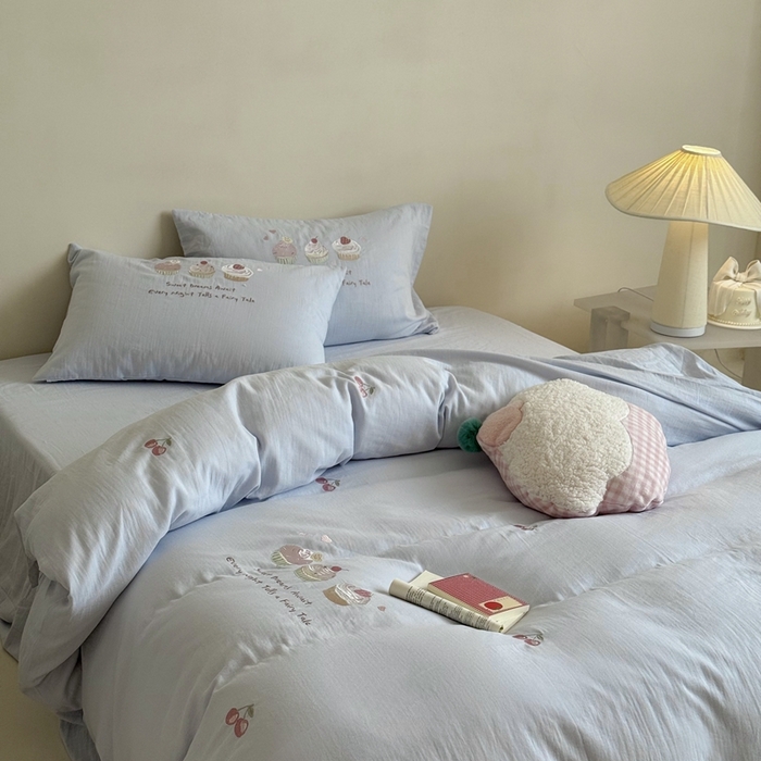 91家纺网 家纺一手货源 找家纺 鹿班家居 2025新款全棉纯棉皱皱纱精密刺绣系列四件套-香草甜铺（标准会员-20元） 香草甜铺-蓝色