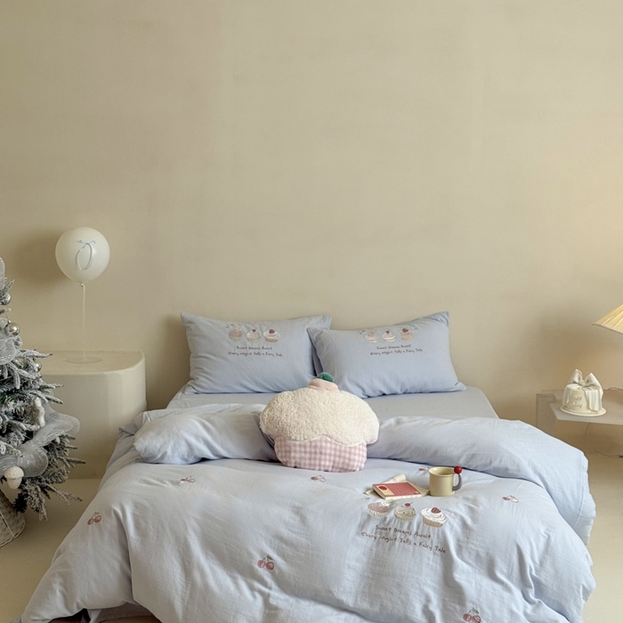 91家纺网 家纺一手货源 找家纺 鹿班家居 2025新款全棉纯棉皱皱纱精密刺绣系列四件套-香草甜铺（标准会员-20元） 香草甜铺-蓝色