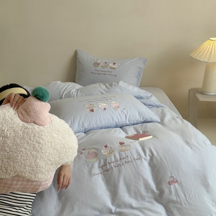 91家纺网 家纺一手货源 找家纺 鹿班家居 2025新款全棉纯棉皱皱纱精密刺绣系列四件套-香草甜铺（标准会员-20元） 香草甜铺-蓝色