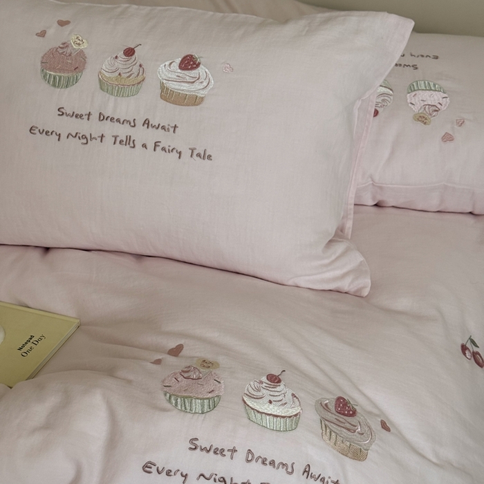 91家纺网 家纺一手货源 找家纺 鹿班家居 2025新款全棉纯棉皱皱纱精密刺绣系列四件套-香草甜铺（标准会员-20元） 香草甜铺-粉色