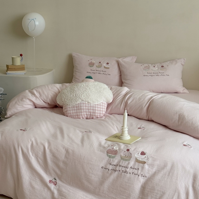 91家纺网 家纺一手货源 找家纺 鹿班家居 2025新款全棉纯棉皱皱纱精密刺绣系列四件套-香草甜铺（标准会员-20元） 香草甜铺-粉色