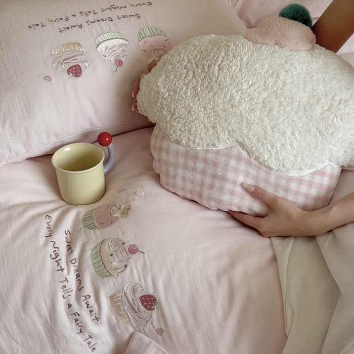 91家纺网 家纺一手货源 找家纺 鹿班家居 2025新款全棉纯棉皱皱纱精密刺绣系列四件套-香草甜铺（标准会员-20元） 香草甜铺-粉色