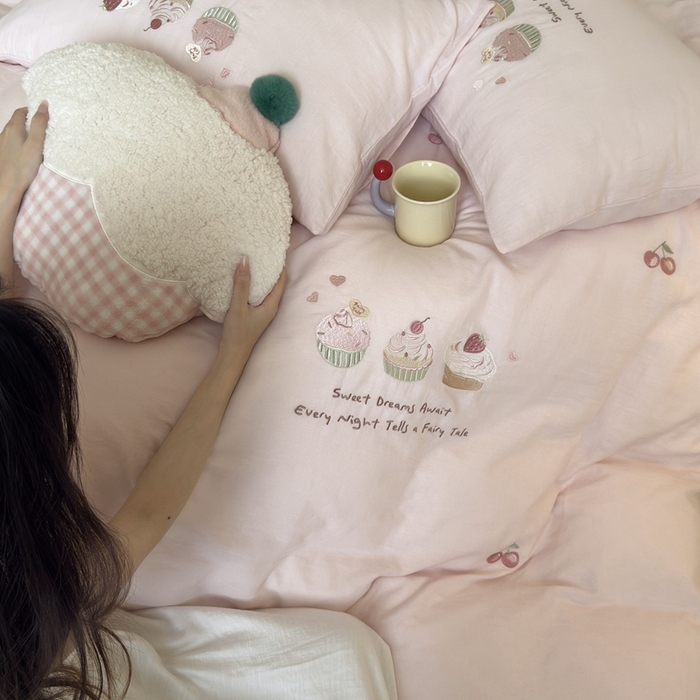 91家纺网 家纺一手货源 找家纺 鹿班家居 2025新款全棉纯棉皱皱纱精密刺绣系列四件套-香草甜铺（标准会员-20元） 香草甜铺-粉色