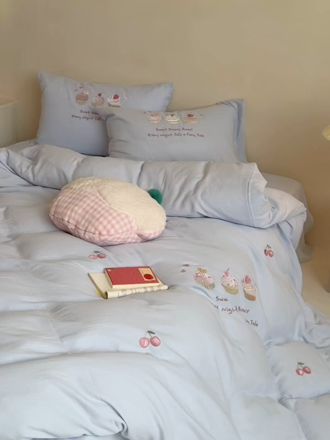 91家纺网 家纺一手货源 找家纺 鹿班家居 2025新款全棉纯棉皱皱纱精密刺绣系列四件套-香草甜铺（标准会员-20元） 香草甜铺-蓝色