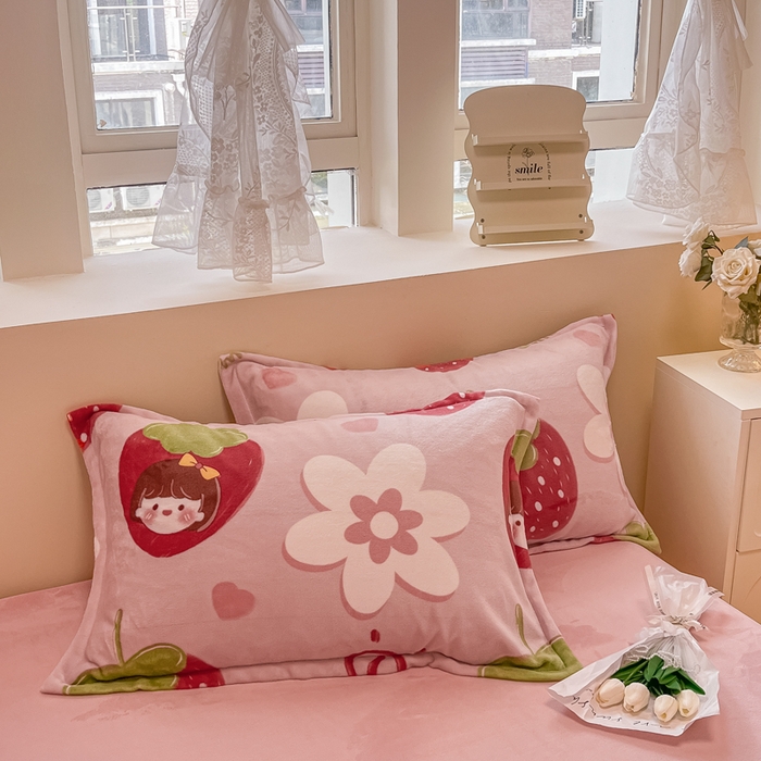 91家纺网 家纺一手货源 找家纺 眠博士 2025新款烂花牛奶绒印花牛奶绒加厚保暖简单款四件套 简单款-草莓女孩