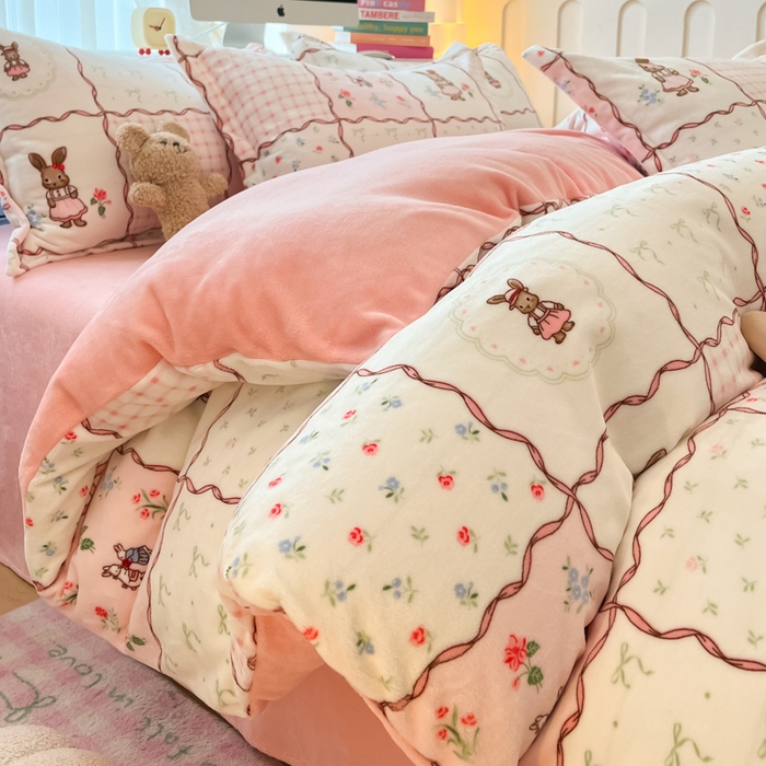 91家纺网 家纺一手货源 找家纺 眠博士 2025新款烂花牛奶绒印花牛奶绒加厚保暖简单款四件套 简单款-方格兔