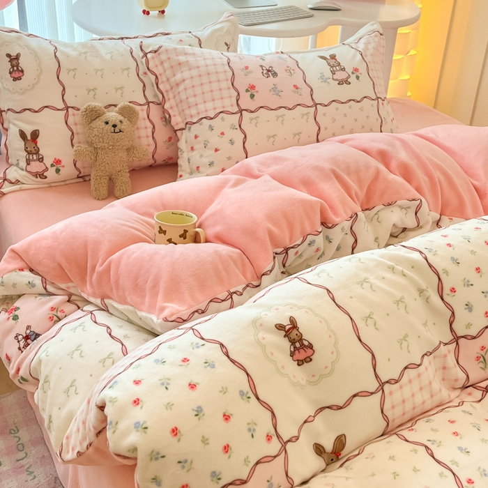 91家纺网 家纺一手货源 找家纺 眠博士 2025新款烂花牛奶绒印花牛奶绒加厚保暖简单款四件套 简单款-方格兔