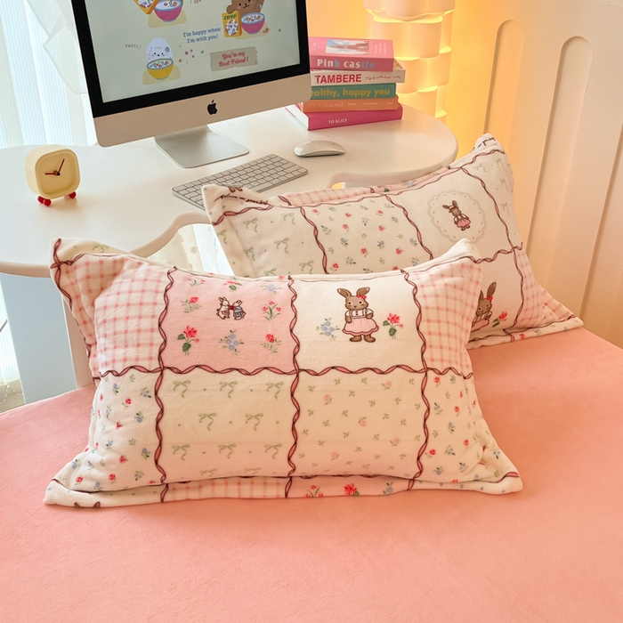 91家纺网 家纺一手货源 找家纺 眠博士 2025新款烂花牛奶绒印花牛奶绒加厚保暖简单款四件套 简单款-方格兔