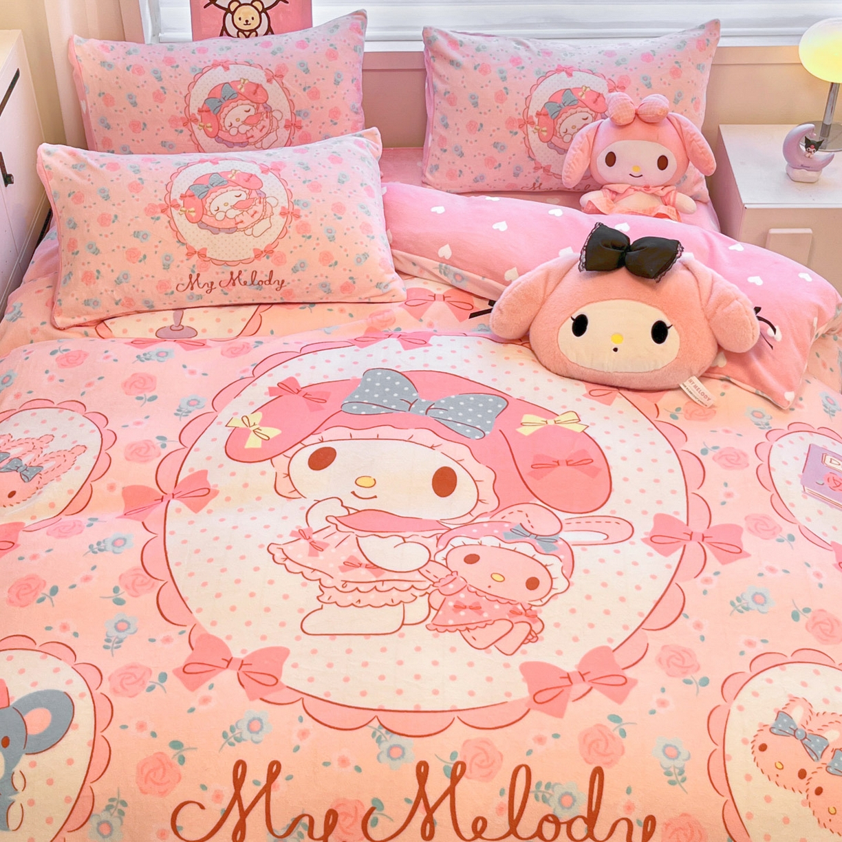 91家纺网 家纺一手货源 找家纺 暮思家居 2025新款正版授权三丽鸥大阪数码印花高克重加厚保暖牛奶绒四件套 绒大阪-花园美乐蒂