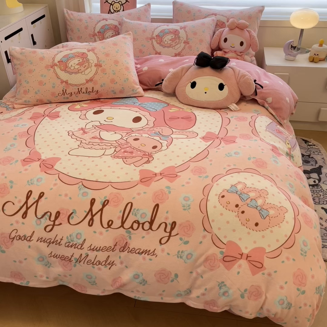 91家纺网 家纺一手货源 找家纺 暮思家居 2025新款正版授权三丽鸥大阪数码印花高克重加厚保暖牛奶绒四件套 绒大阪-花园美乐蒂