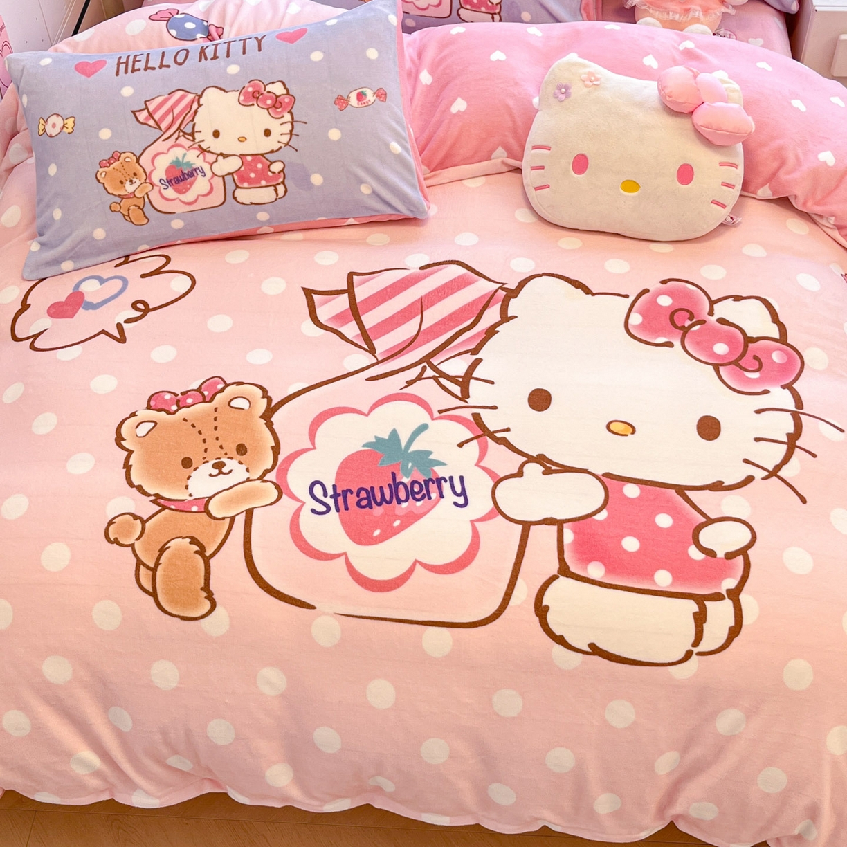 91家纺网 家纺一手货源 找家纺 暮思家居 2025新款正版授权三丽鸥大阪数码印花高克重加厚保暖牛奶绒四件套 绒大阪-草莓KT