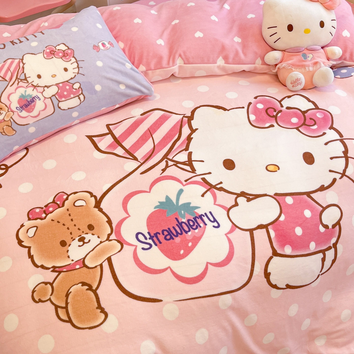 91家纺网 家纺一手货源 找家纺 暮思家居 2025新款正版授权三丽鸥大阪数码印花高克重加厚保暖牛奶绒四件套 绒大阪-草莓KT