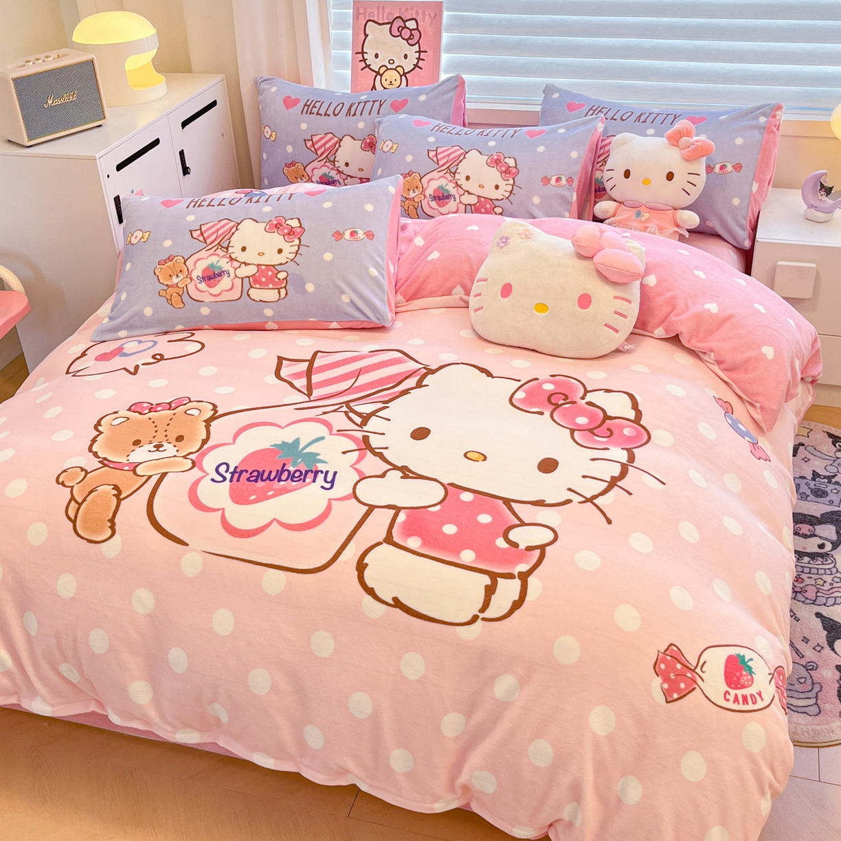 91家纺网 家纺一手货源 找家纺 暮思家居 2025新款正版授权三丽鸥大阪数码印花高克重加厚保暖牛奶绒四件套 绒大阪-草莓KT