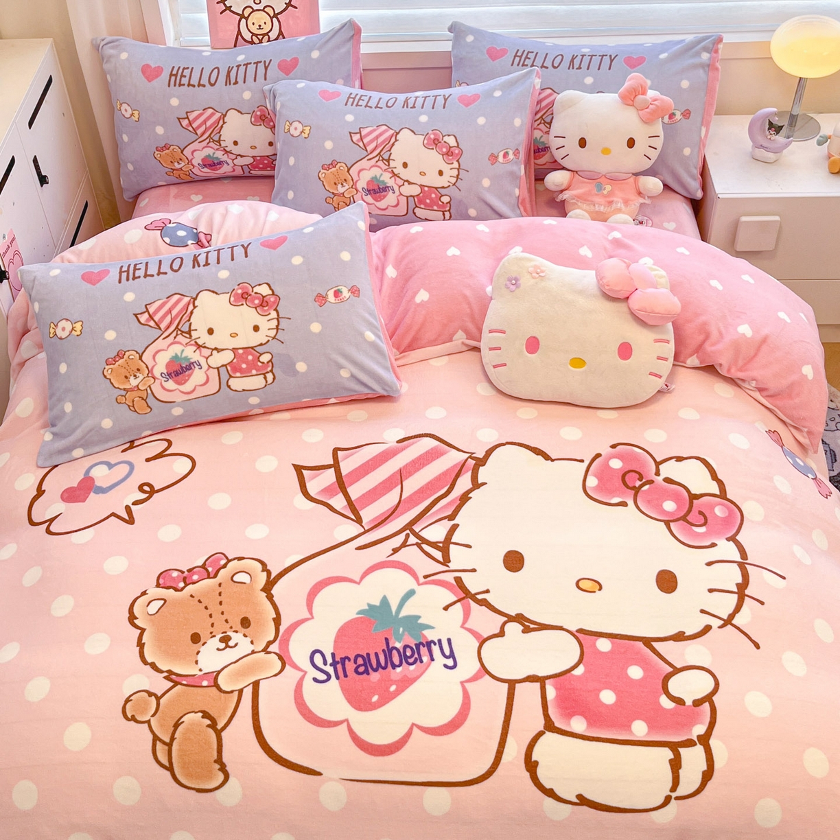 91家纺网 家纺一手货源 找家纺 暮思家居 2025新款正版授权三丽鸥大阪数码印花高克重加厚保暖牛奶绒四件套 绒大阪-草莓KT