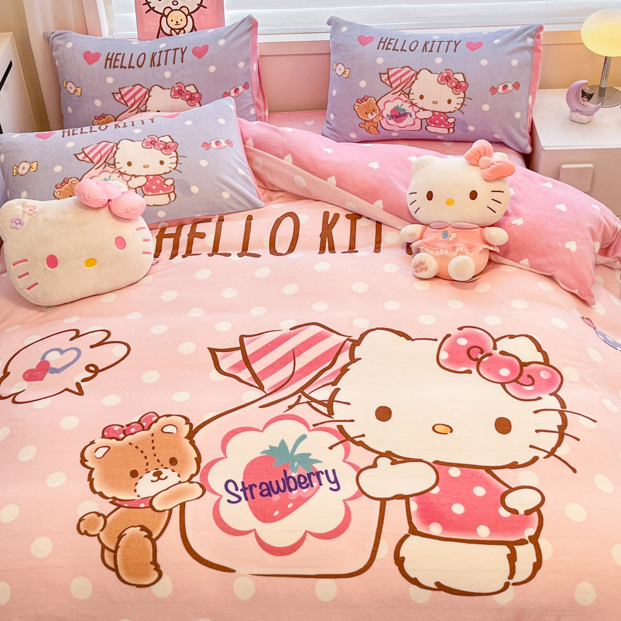 91家纺网 家纺一手货源 找家纺 暮思家居 2025新款正版授权三丽鸥大阪数码印花高克重加厚保暖牛奶绒四件套 绒大阪-草莓KT