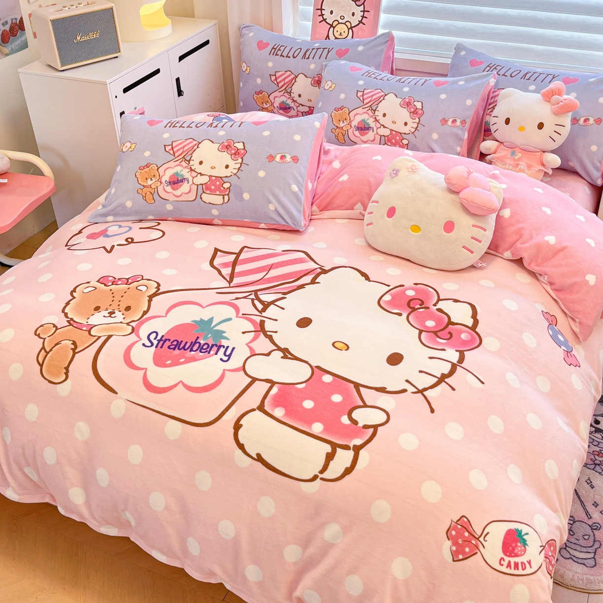 91家纺网 家纺一手货源 找家纺 暮思家居 2025新款正版授权三丽鸥大阪数码印花高克重加厚保暖牛奶绒四件套 绒大阪-草莓KT